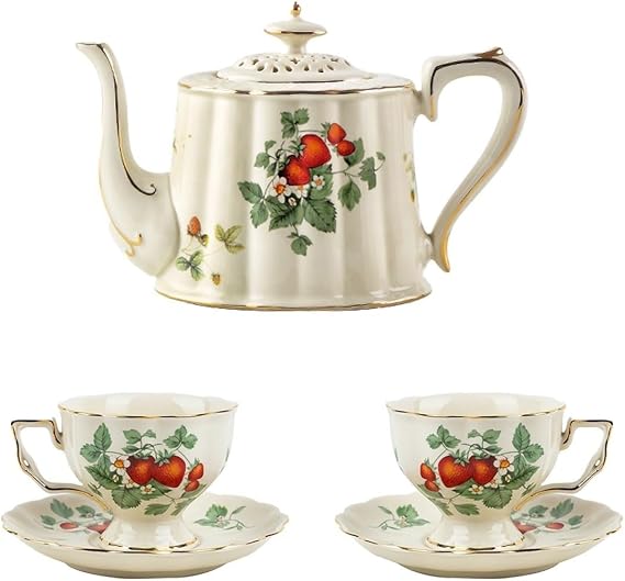 British Style Porcelain Tea Set, Ceramic Strawberry Pattern Tea Pot, Cups, and Saucers Present Set, 900ml Teapot, 220ml Cups, Ideal for Afternoon Tea, Weddings